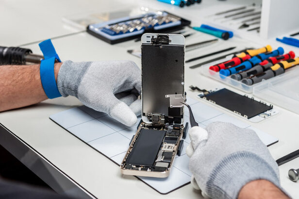 Tecnico che analizza uno smartphone per rilevare microspie