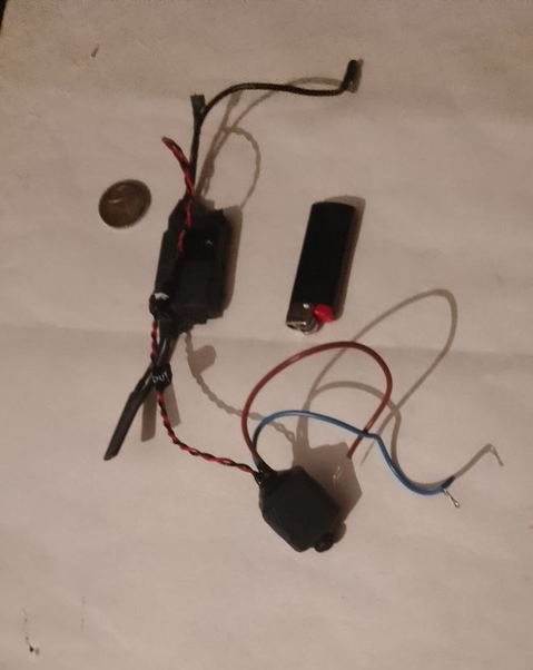Strumentazione professionale per la bonifica elettronica disposta su un tavolo