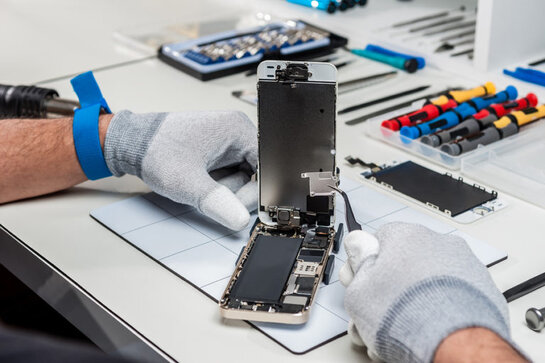 Tecnico che analizza uno smartphone per rilevare microspie