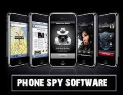 Tecnico che analizza uno smartphone collegato a un computer per verificare la presenza di software spia