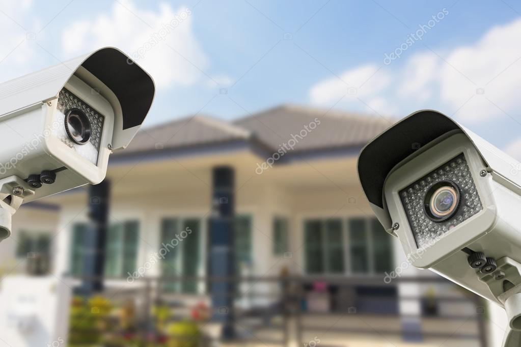 Famiglia in casa con sensazione di sicurezza e privacy