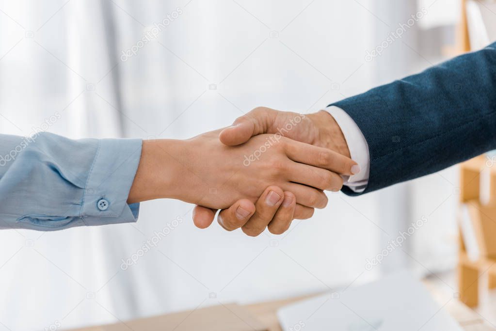 Imprenditore durante una riunione riservata in ufficio