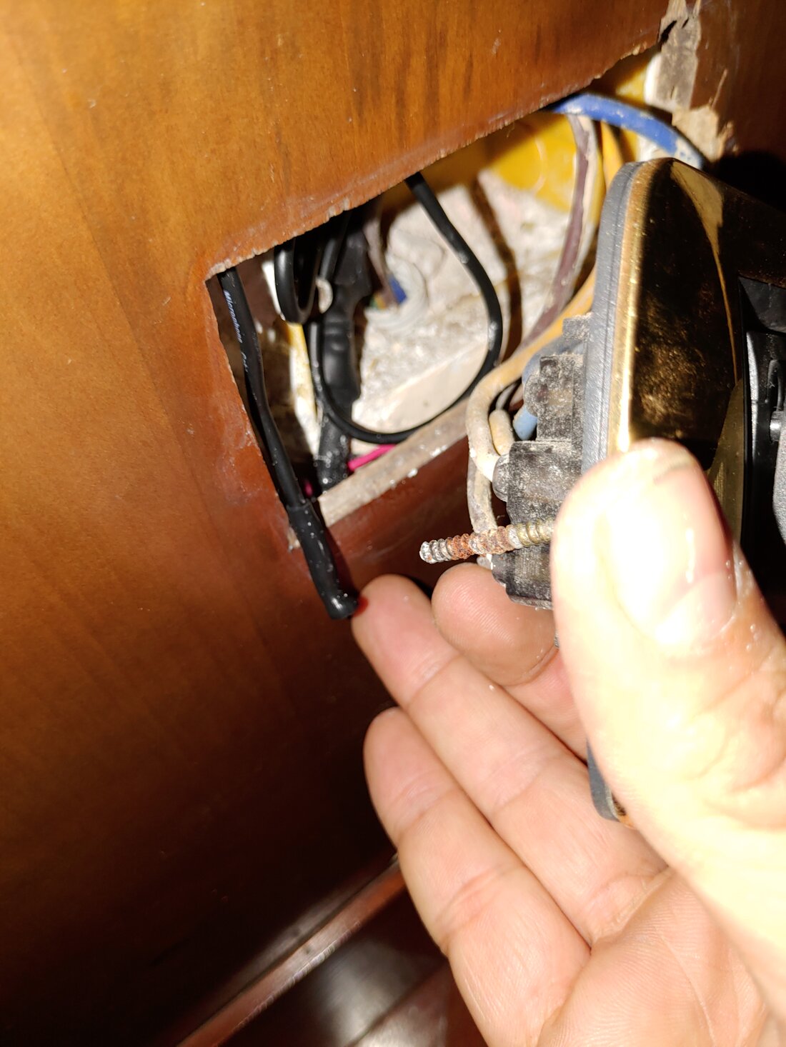 Tecnico che esegue una bonifica elettronica in un soggiorno di abitazione