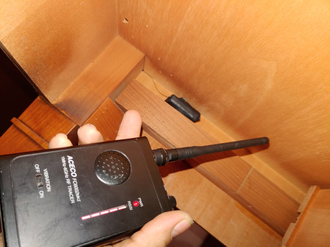 Verifica di una sala riunioni aziendale alla ricerca di microspie